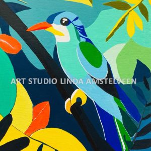 Kleurrijke vogel op een tak, Art Studio Linda Amstelveen